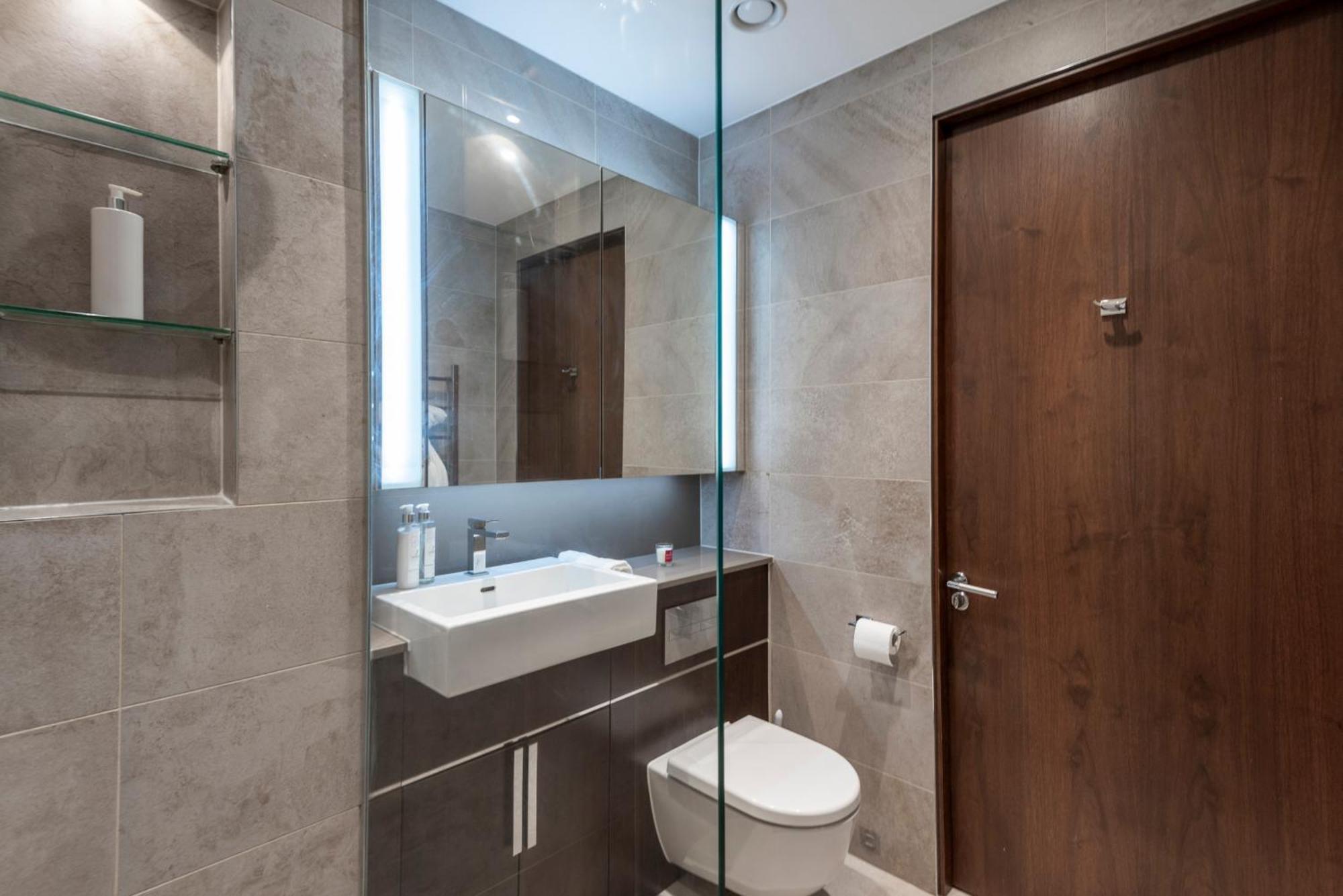 The Embassy Two Bedrooms Devereux Residences * London