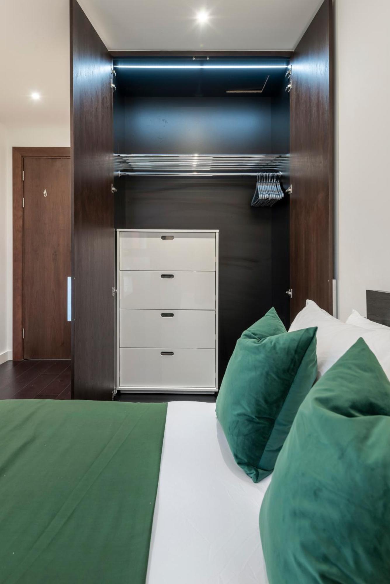 The Embassy Two Bedrooms Devereux Residences * London