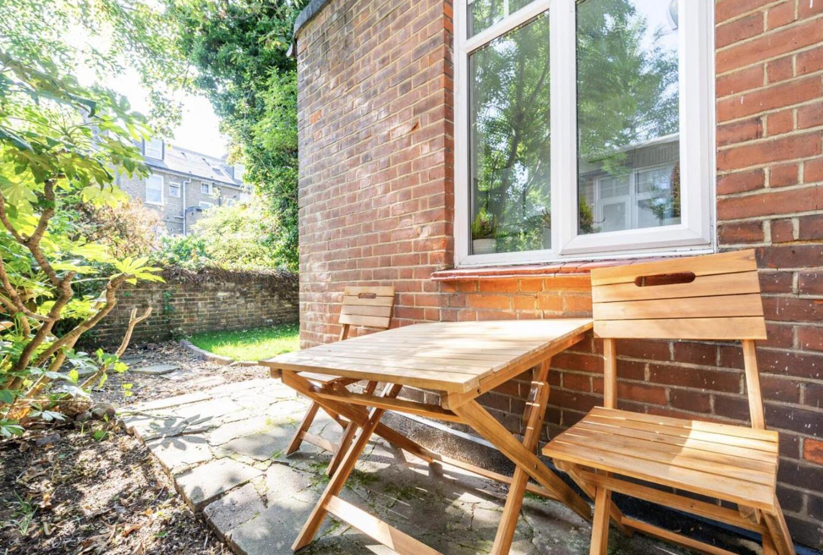 Beautiful 1-bed With Garden In Apartment *
