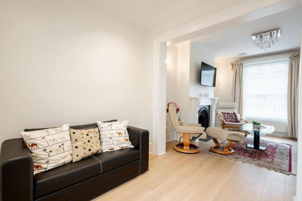 Luxury 3brs House In The Heart Of Victoria *