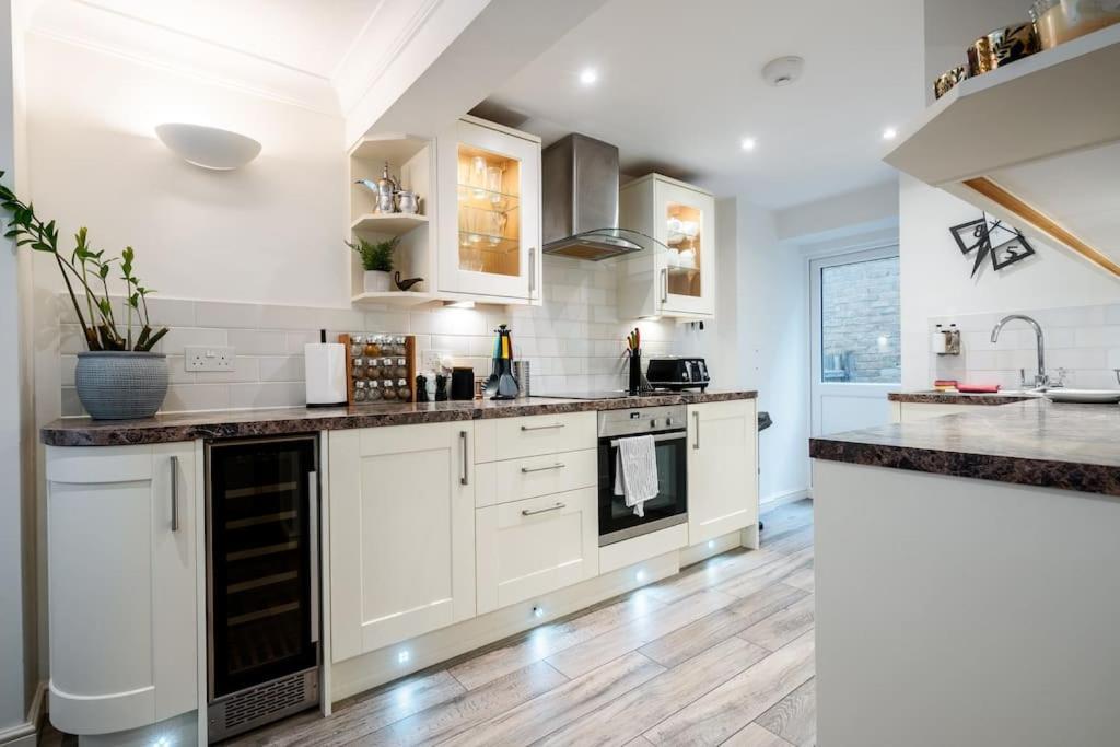 Spacious, Bright & Cosy ~ Ideal Victoria Location! Pousada