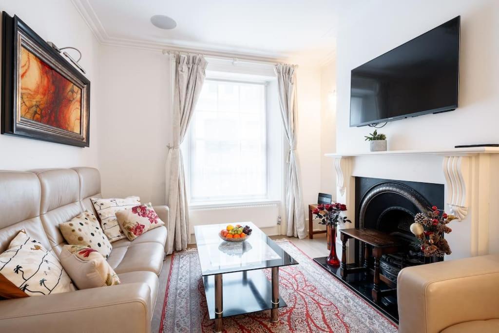 Villa Spacious, Bright & Cosy ~ Ideal Victoria Location! London