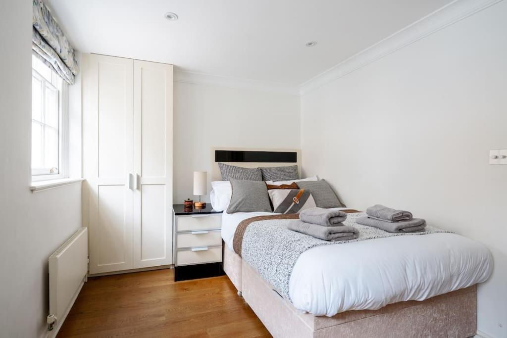 Spacious, Bright & Cosy ~ Ideal Victoria Location! London