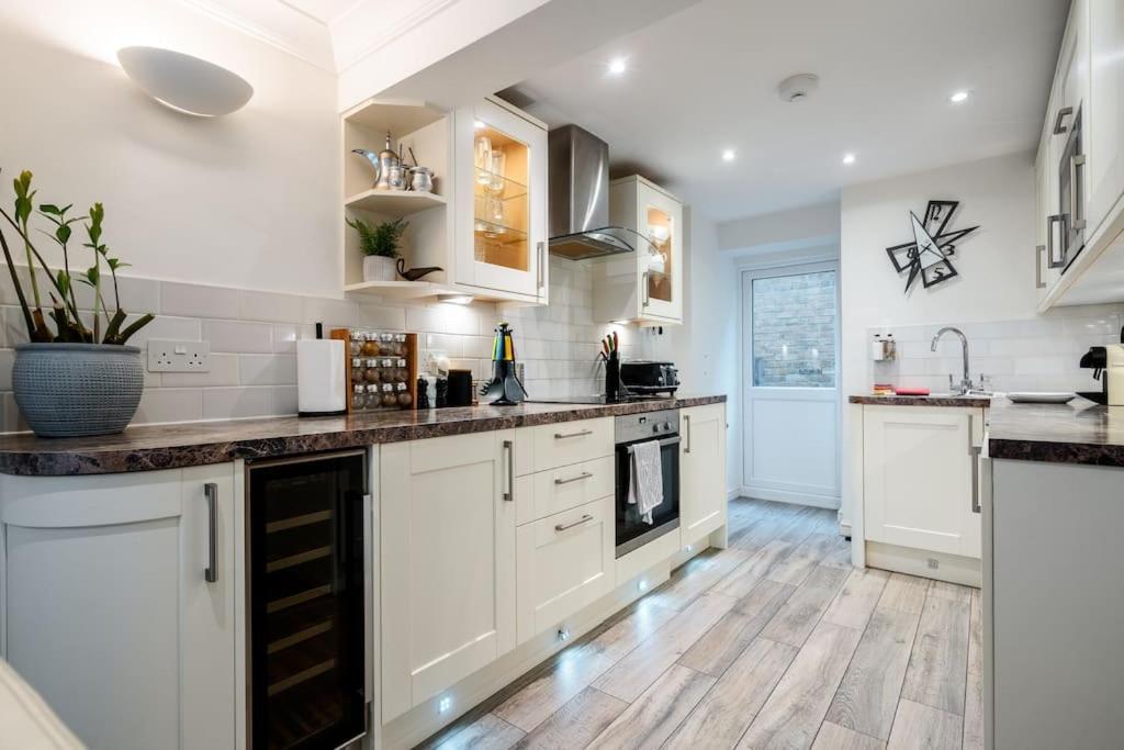 Villa Spacious, Bright & Cosy ~ Ideal Victoria Location! London