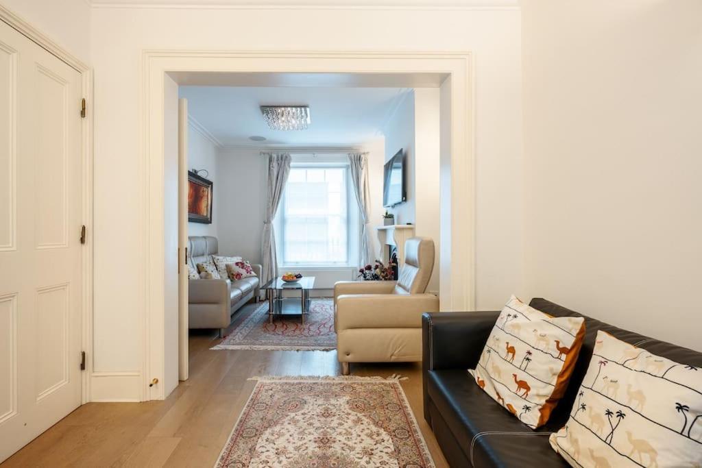 Spacious, Bright & Cosy ~ Ideal Victoria Location! * London