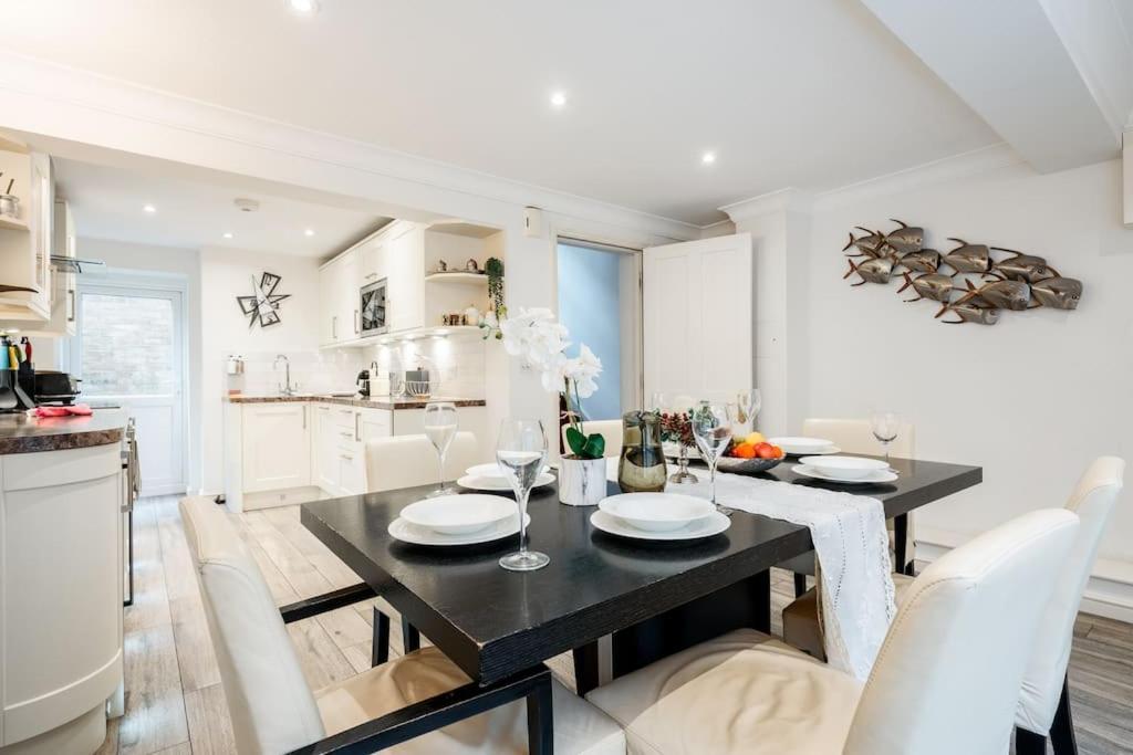 Spacious, Bright & Cosy ~ Ideal Victoria Location! London
