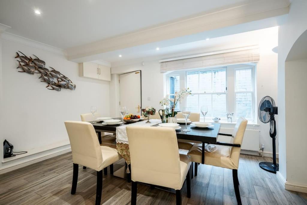 Villa Spacious, Bright & Cosy ~ Ideal Victoria Location! *