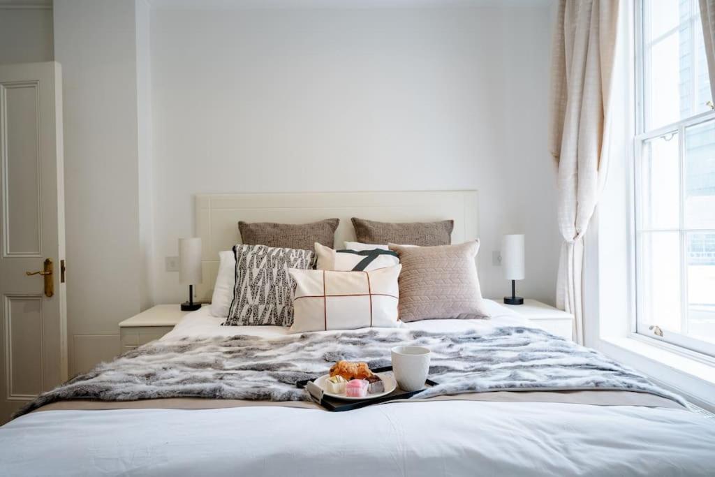 Spacious, Bright & Cosy ~ Ideal Victoria Location! Villa