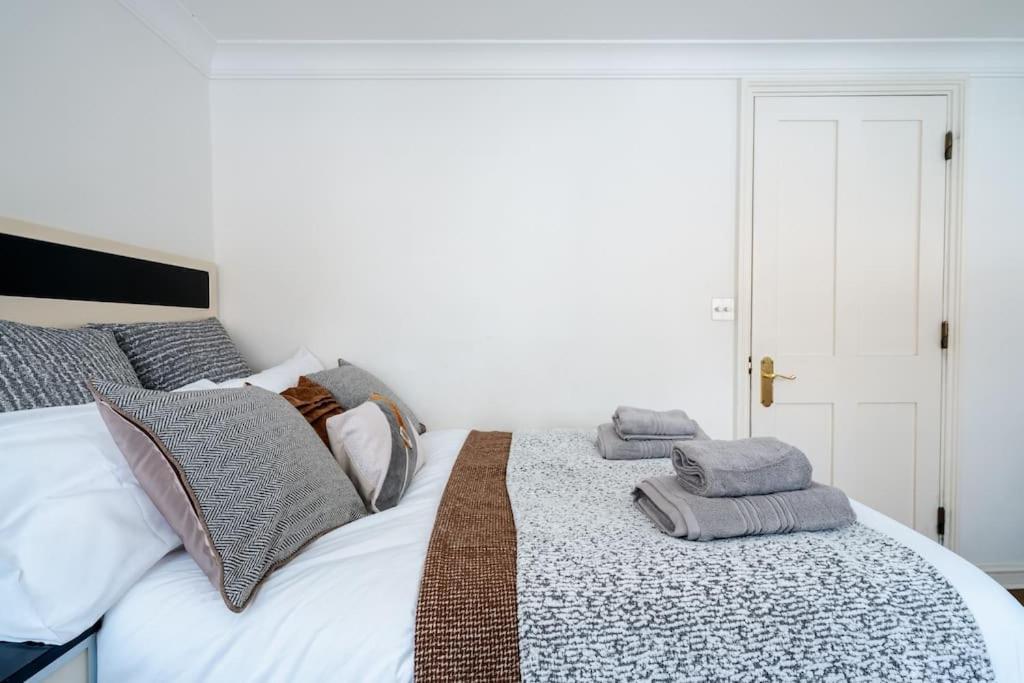 Villa Spacious, Bright & Cosy ~ Ideal Victoria Location! London