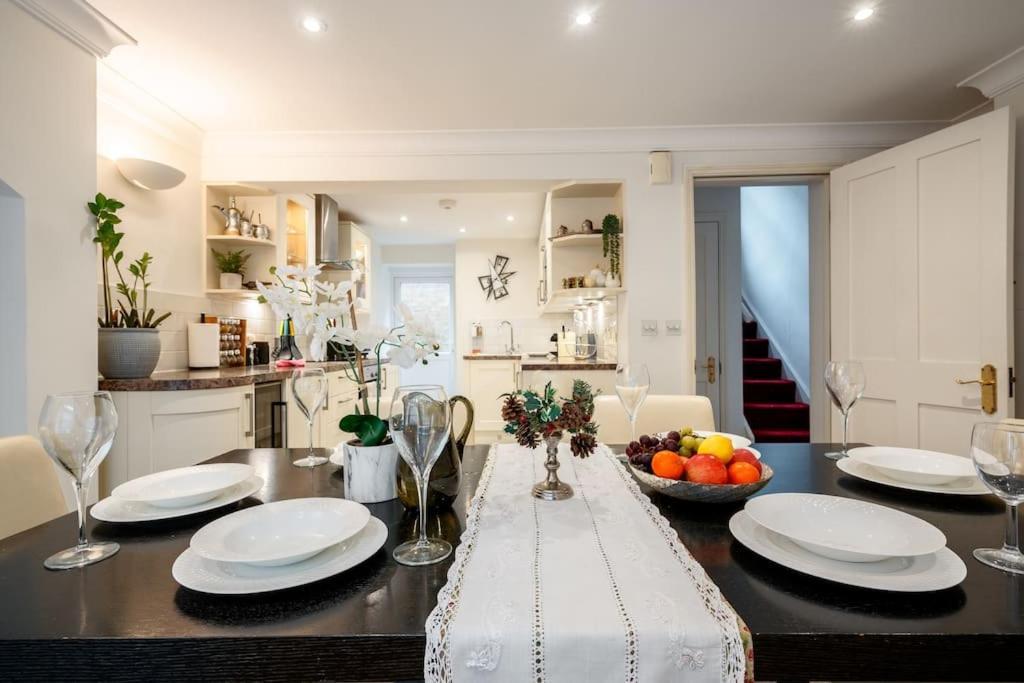 Spacious, Bright & Cosy ~ Ideal Victoria Location! Villa London