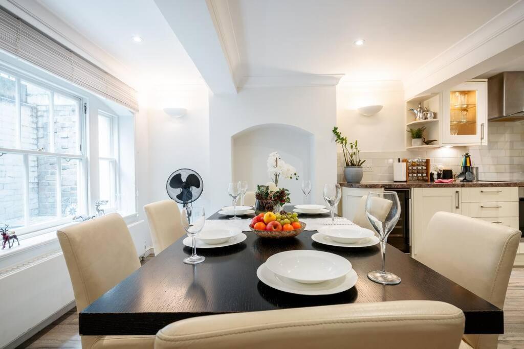 Spacious, Bright & Cosy ~ Ideal Victoria Location! London