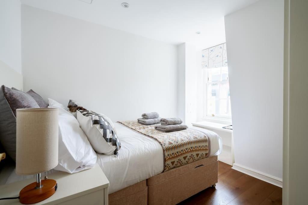 Spacious, Bright & Cosy ~ Ideal Victoria Location! Pousada
