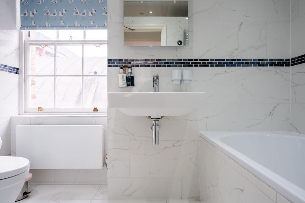Spacious, Bright & Cosy ~ Ideal Victoria Location! Pousada *