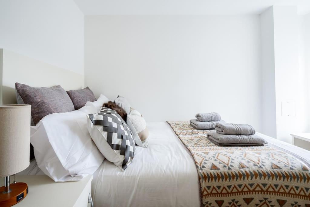 Spacious, Bright & Cosy ~ Ideal Victoria Location! Villa London