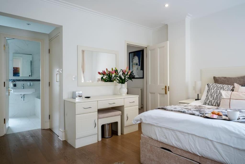 Spacious, Bright & Cosy ~ Ideal Victoria Location! Londres