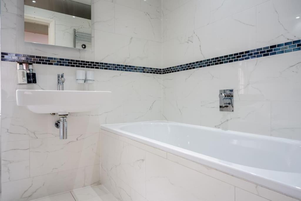 Spacious, Bright & Cosy ~ Ideal Victoria Location! Pousada