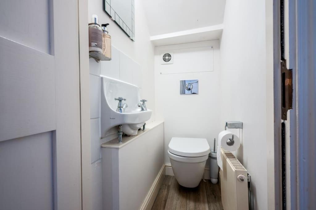 Spacious, Bright & Cosy ~ Ideal Victoria Location! Villa *