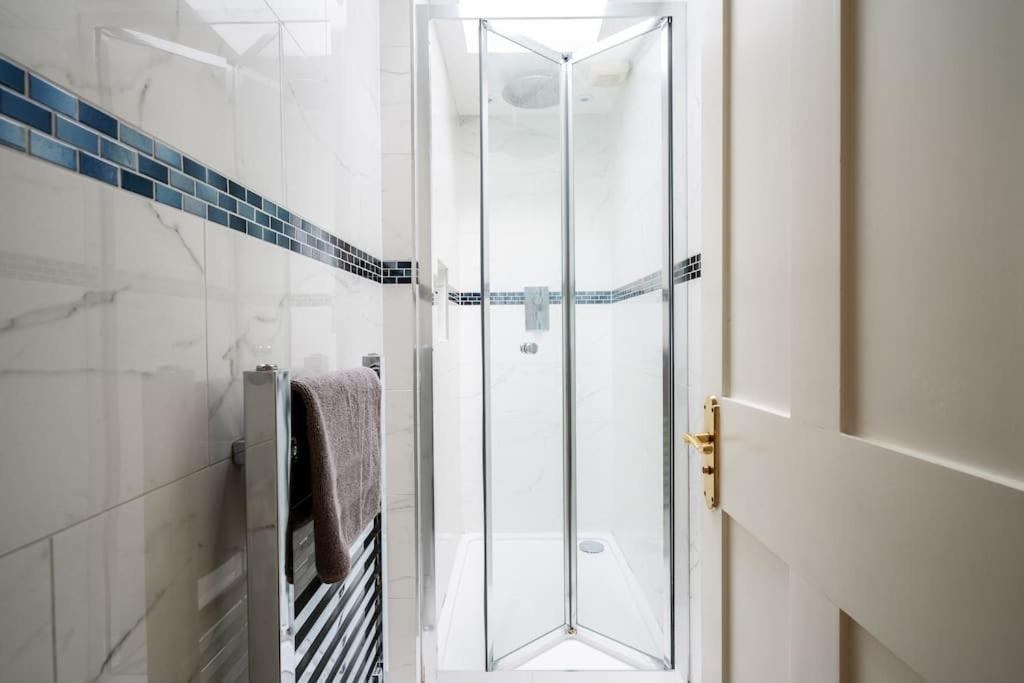 Villa Spacious, Bright & Cosy ~ Ideal Victoria Location! London