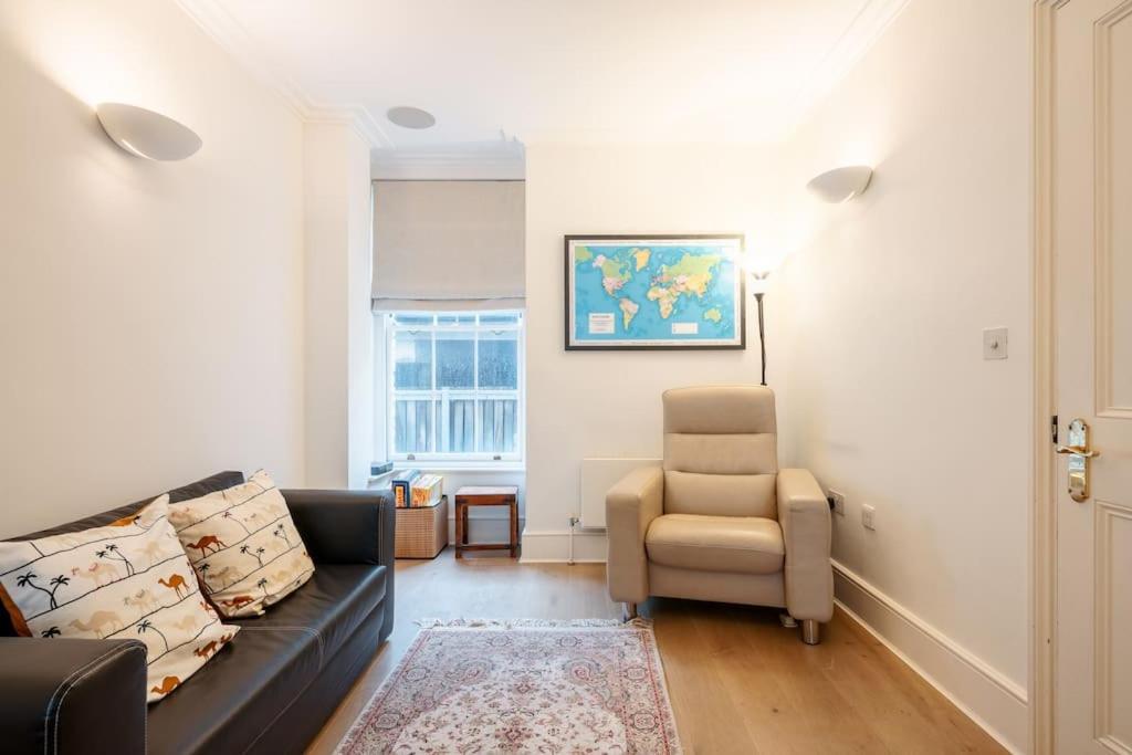 Spacious, Bright & Cosy ~ Ideal Victoria Location! Pousada