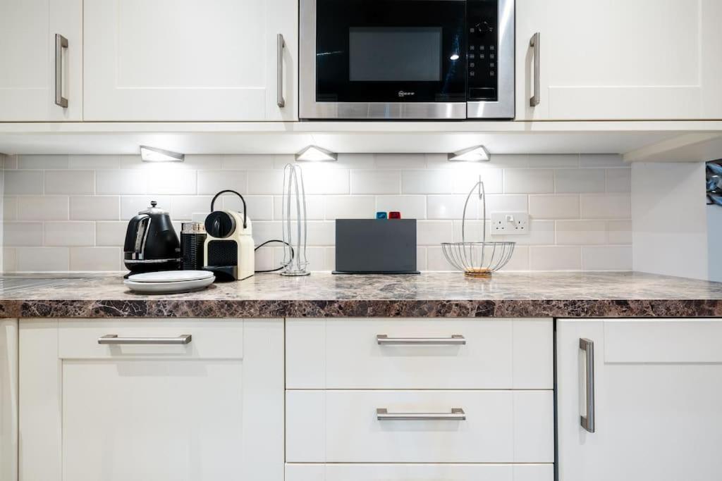 Spacious, Bright & Cosy ~ Ideal Victoria Location! Pousada *