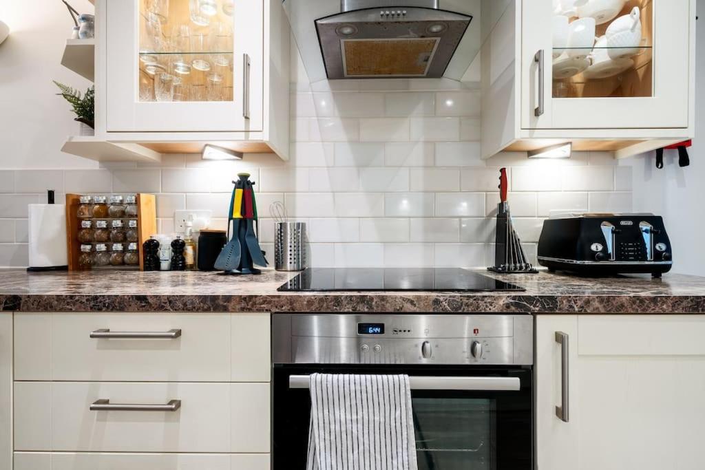 Spacious, Bright & Cosy ~ Ideal Victoria Location! * Londres