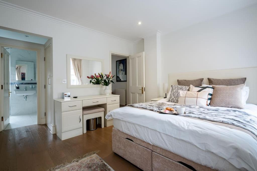 Spacious, Bright & Cosy ~ Ideal Victoria Location! London