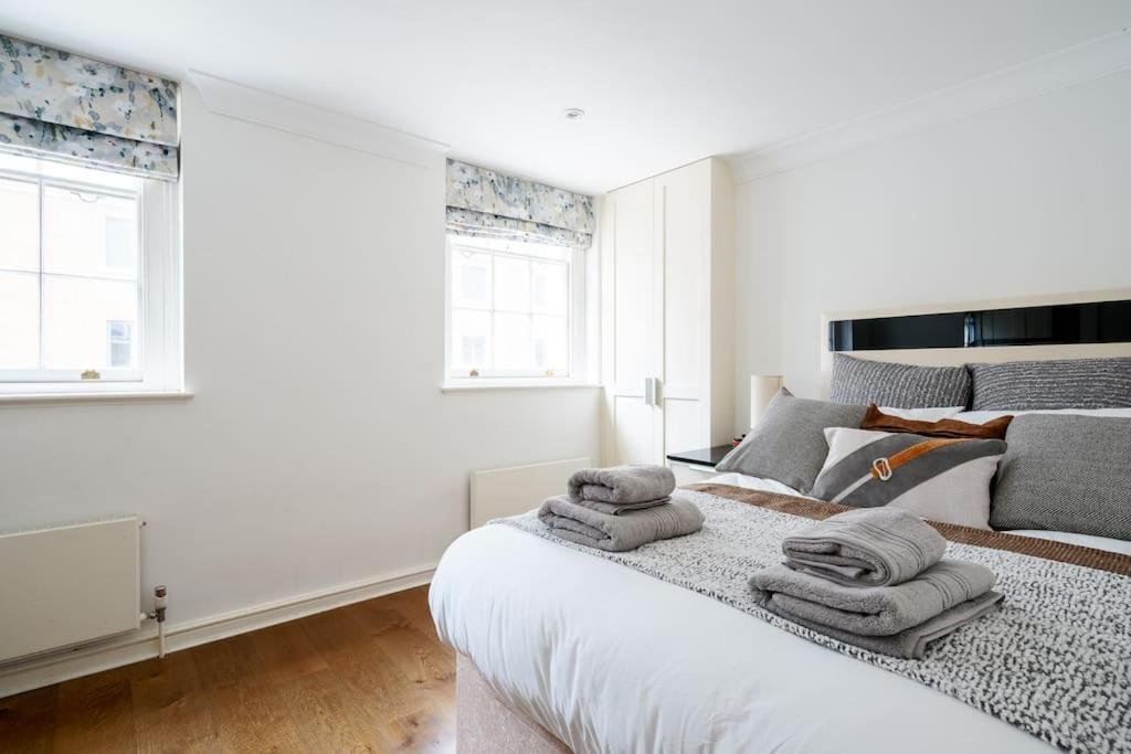 Spacious, Bright & Cosy ~ Ideal Victoria Location! Pousada