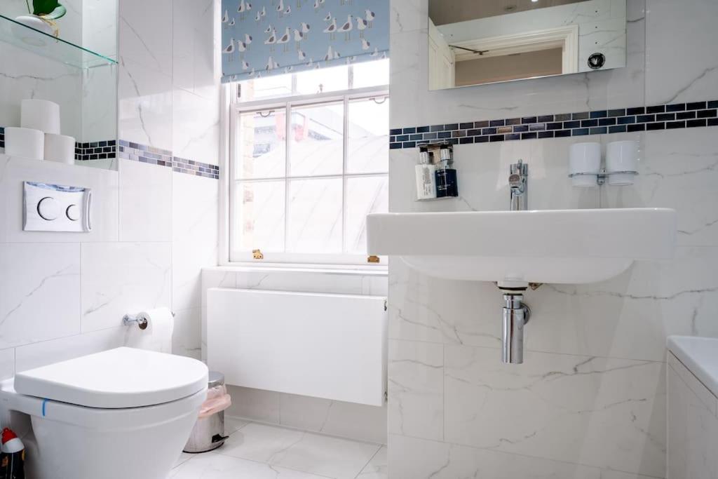 Spacious, Bright & Cosy ~ Ideal Victoria Location! Pousada *