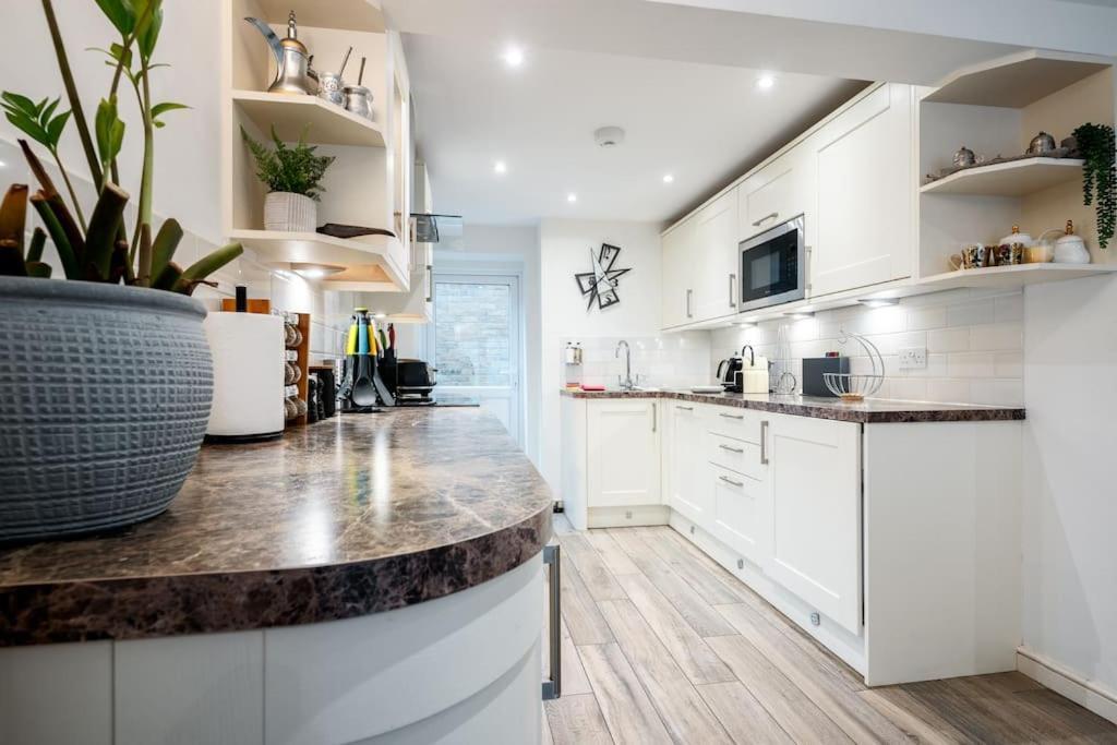 Spacious, Bright & Cosy ~ Ideal Victoria Location! Londres