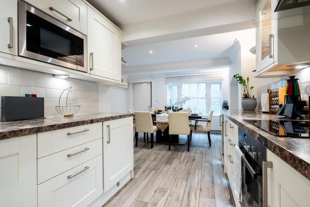 Pousada Spacious, Bright & Cosy ~ Ideal Victoria Location! *