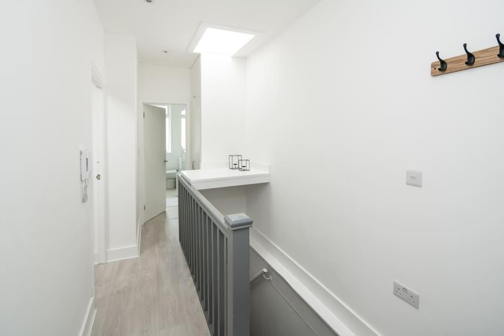 1 Bedroom Flat In Barons Court Apartment London