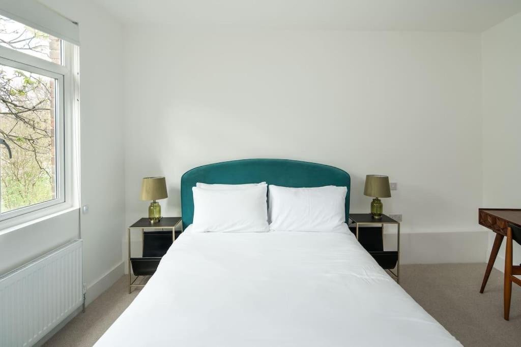 1 Bedroom Flat In Barons Court Apartment London