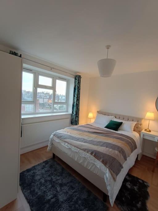 Spacious 3 Bed Flat Opp Springfield Park, Hackney. Apartment *