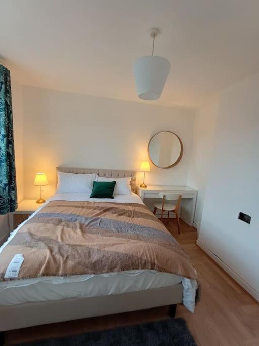 Spacious 3 Bed Flat Opp Springfield Park, Hackney.