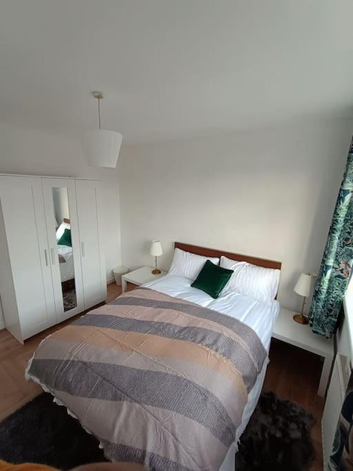 Spacious 3 Bed Flat Opp Springfield Park, Hackney.