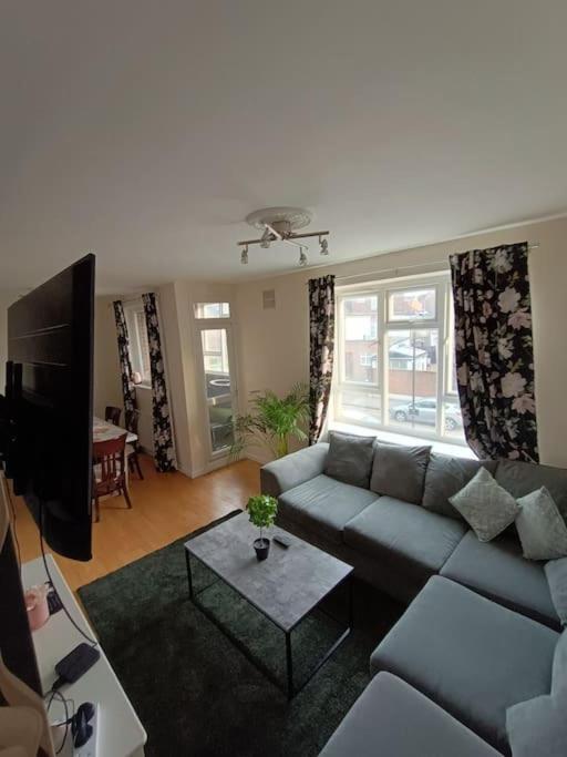 Apartment Spacious 3 Bed Flat Opp Springfield Park, Hackney. *