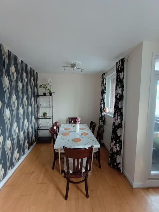 Apartment Spacious 3 Bed Flat Opp Springfield Park, Hackney. *