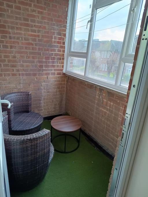 Spacious 3 Bed Flat Opp Springfield Park, Hackney. Apartment