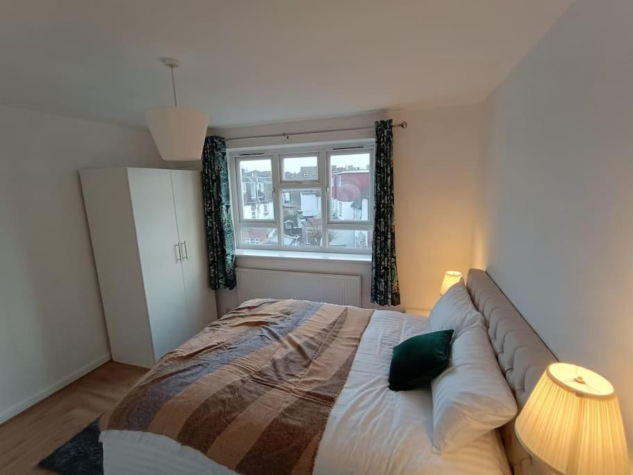 Spacious 3 Bed Flat Opp Springfield Park, Hackney. Apartment London
