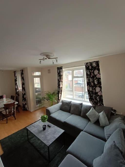 Spacious 3 Bed Flat Opp Springfield Park, Hackney. London