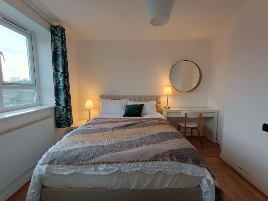 Spacious 3 Bed Flat Opp Springfield Park, Hackney. * London