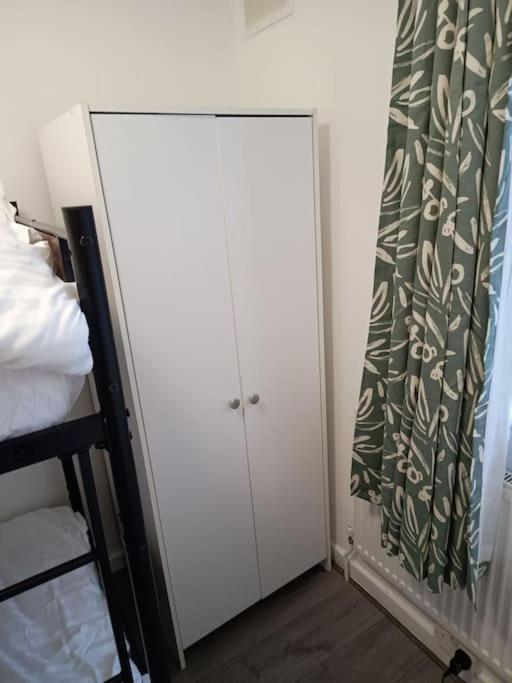 Spacious 3 Bed Flat Opp Springfield Park, Hackney. Apartment