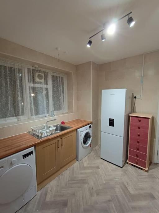 Spacious 3 Bed Flat Opp Springfield Park, Hackney. Apartment *