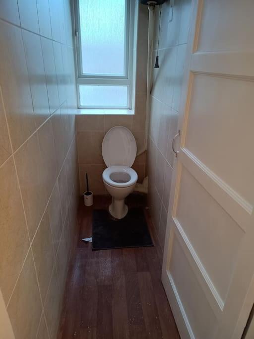Spacious 3 Bed Flat Opp Springfield Park, Hackney. Apartment