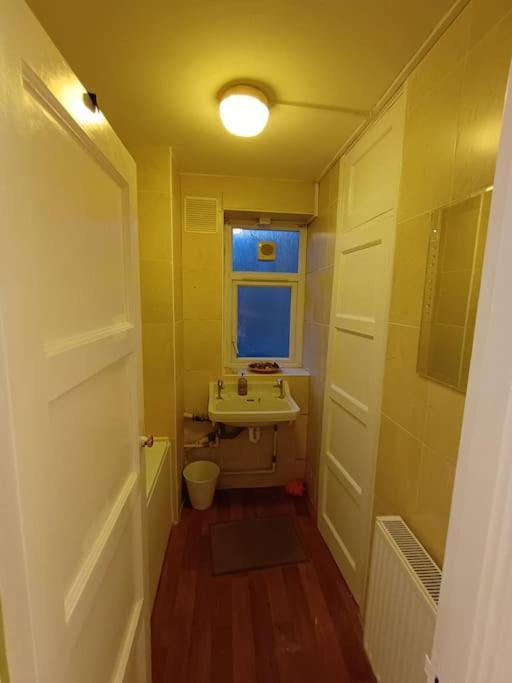 Spacious 3 Bed Flat Opp Springfield Park, Hackney. *