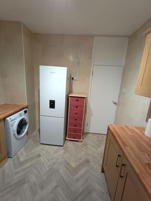 Spacious 3 Bed Flat Opp Springfield Park, Hackney. *