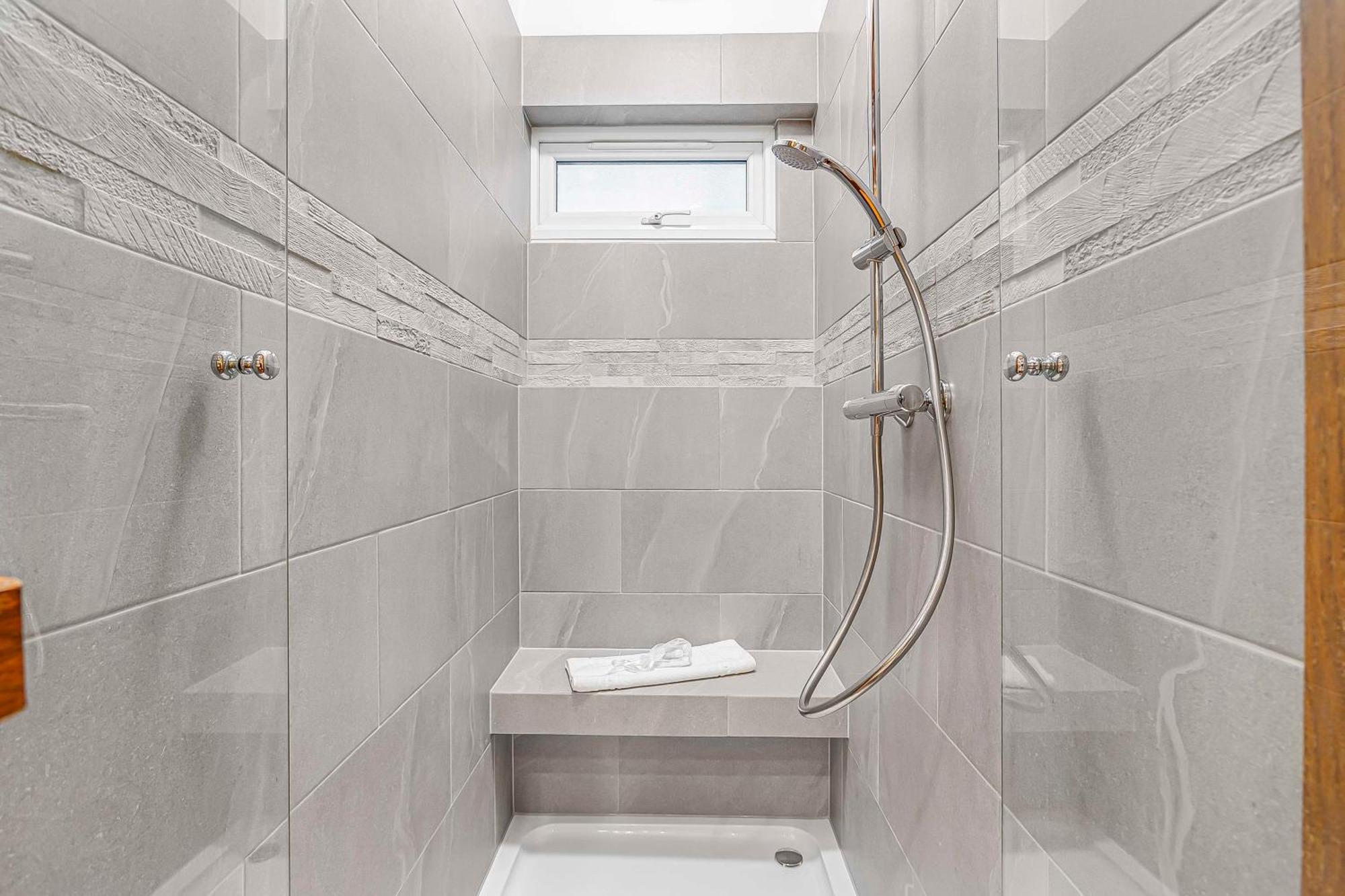 Ivy Queen's Gate 2 Pro-managed Apartamento