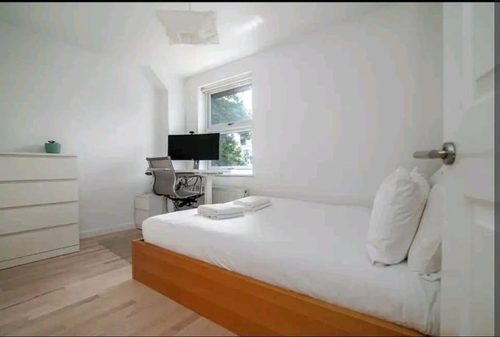 2 Bedroom Canal View, Near Kings Cross & Camden London