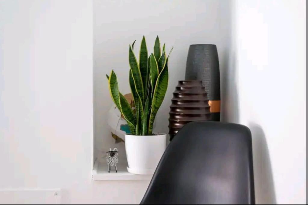 2 Bedroom Canal View, Near Kings Cross & Camden * London