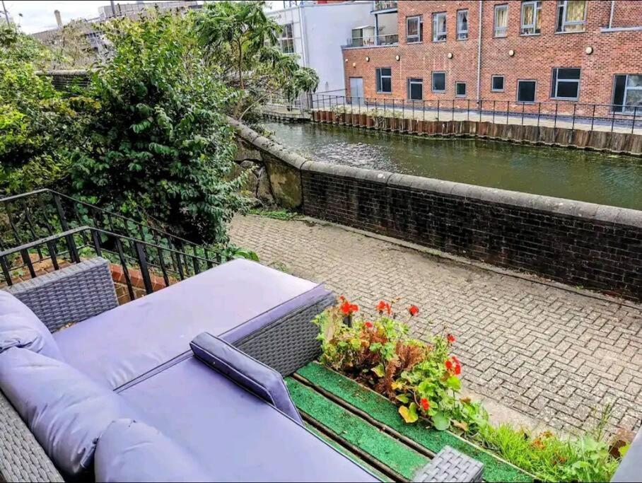 2 Bedroom Canal View, Near Kings Cross & Camden * London